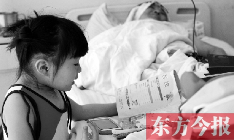 　昨天上午，鄭州市骨科醫(yī)院病房?jī)?nèi)，李剛躺在病床上，女兒嘟嘟在安靜地看書(shū)