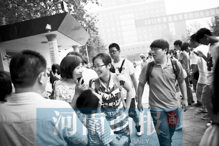 考場外，家長用溫暖的笑容迎接孩子