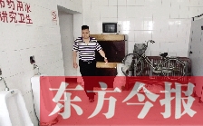 男廁中擺放的電視機(jī)、柜子、自行車等物品