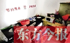 廁所進(jìn)門中廳，擺放著灶臺(tái)、餐桌、床鋪等，乍一看像個(gè)客廳
