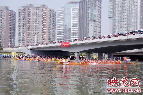 6月11日，2013中華軒轅龍舟大賽，在鄭州東區(qū)的如意湖舉行。