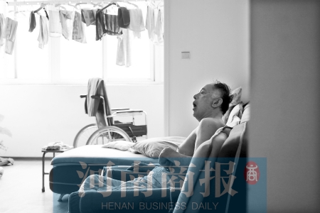 金老先生因偏癱生活不能自理，鄰居說(shuō)，平時(shí)經(jīng)?？吹阶o(hù)工和老人的弟弟前來(lái)照顧 實(shí)習(xí)生 唐韜/攝