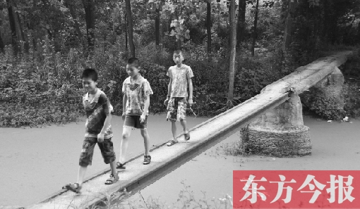 這座寬僅0.4米的危橋，承擔(dān)著1000多人的出行