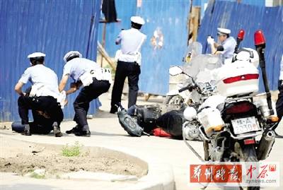 　一名歹徒被抓獲，另一名歹徒持槍劫持了一名門衛(wèi)。