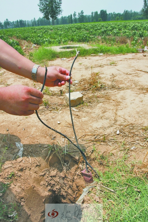 鄢陵6旬老漢澆水時(shí)觸電身亡 現(xiàn)場地埋電線雜亂裸露