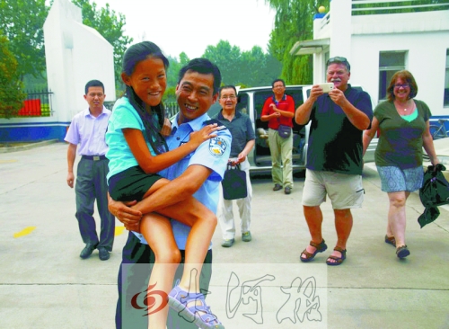 黨心松一行人剛下車，楊衛(wèi)軍就一把抱起了她，流露出幸福的笑容，不遠處史蒂夫拍照銘記這一刻。