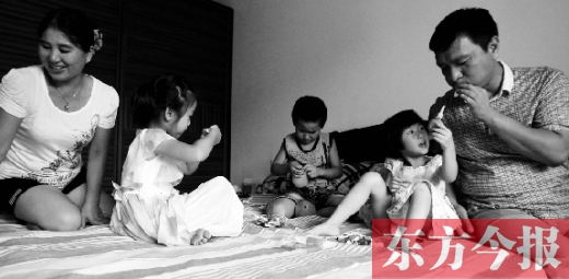 昨日，鄭州市民蔣先生的家中，一家人陪著妞妞（右二）玩耍