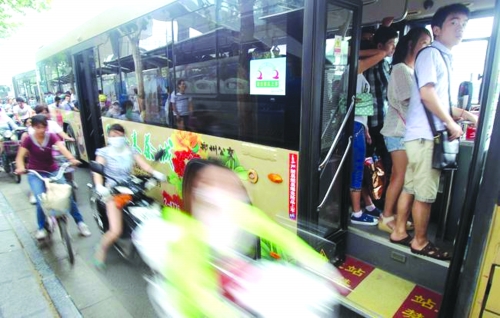 　　7月12日，鄭州市花園路，下班高峰期。