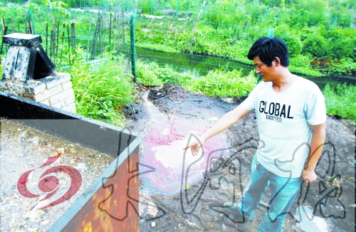 煉油點將骯臟、臭氣熏人的廢水直接排入溝渠。