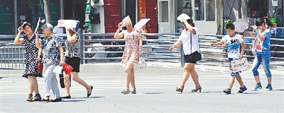  街頭，遮擋陽光是一門“技術(shù)活”。