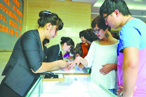 在北上廣等一線城市，鉆戒價(jià)格與國際接軌，價(jià)格不高，引發(fā)市民搶購潮。