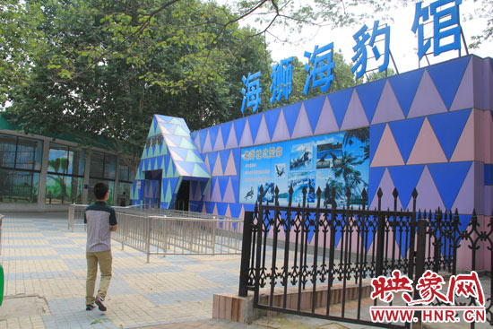 因?yàn)槭侵芤?，鄭州市動物園海洋館的游客并不多。