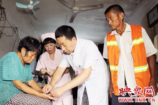 鄭州市管城區(qū)人民醫(yī)院院長張彥軍親自為謝秀進(jìn)診斷，并為他們帶去了500多元的治療藥品。