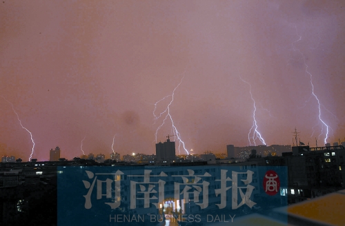 昨天21:30左右，雷電頻頻“光顧”鄭州市區(qū)