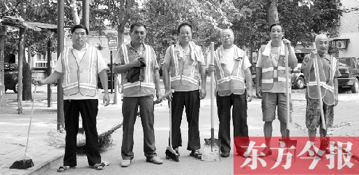 昨天下午6點，6名環(huán)衛(wèi)工人相伴乘坐B1返回27公里外的花園口村。