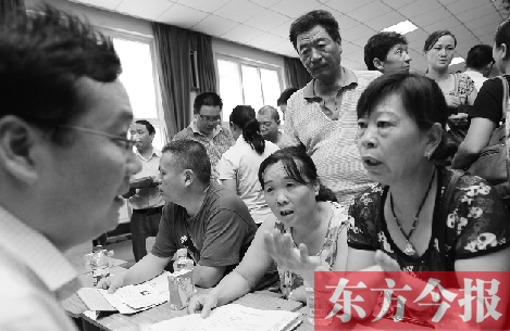 帶著孩子小升初的諸多疑問(wèn)，眾多家長(zhǎng)（右）向教育部門(mén)咨詢