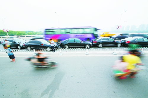 洛陽(yáng)迎親奔馳車隊(duì)當(dāng)街遭遇連環(huán)撞