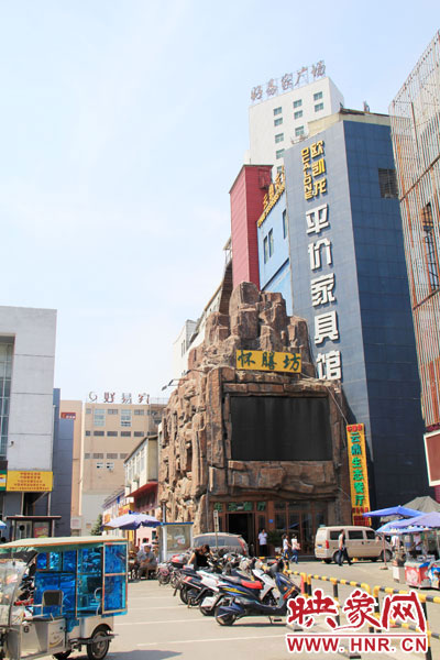 在該酒店一層的入口處，屹立著一座4層樓高的假山，氣勢雄偉。
