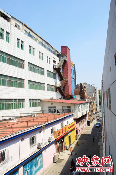 該家具賣場共6層樓，第7層建筑與其他樓層風(fēng)格迥然不同，有明顯后期加蓋痕跡