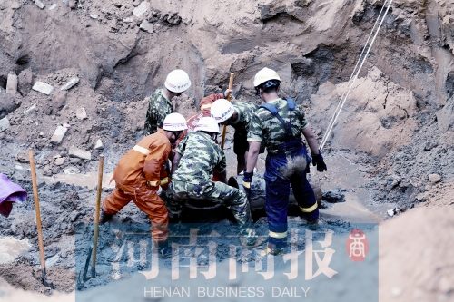 　　7個(gè)多小時(shí)的奮力救援，也沒(méi)能救回這個(gè)孩子