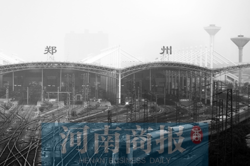 從解放路立交向南望去，火車站南側一座高樓在霧霾中若隱若現(xiàn)