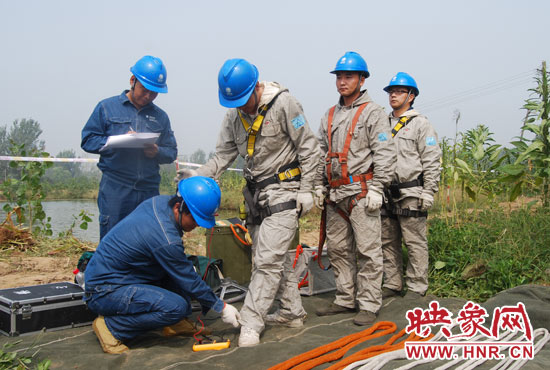 “弟兄們”每次上塔作業(yè)，樊建軍都要認真核對檢查，不容一絲失誤出現(xiàn)。
