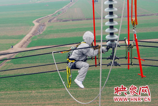 超高壓輸電線是樊建軍工作的主戰(zhàn)場，他現(xiàn)在雖然不經(jīng)常登塔，但在塔下卻并不輕松。