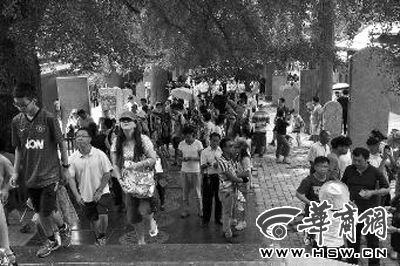 每天都有大量游客涌來，探訪他們心目中的少林