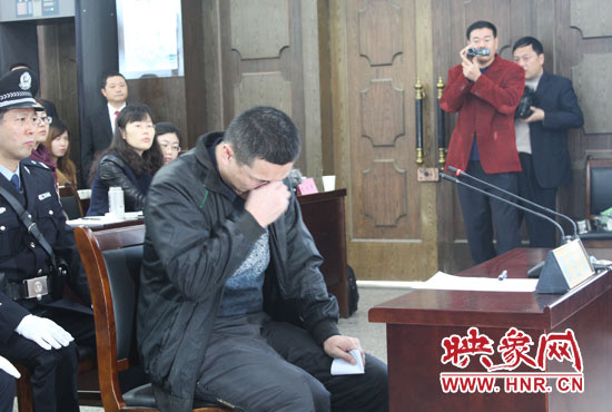 庭審現(xiàn)場，被告人常樹民哽咽著宣讀手中的悔恨書。