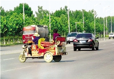 由于沒有硬隔離，鄭開大道上經(jīng)常出現(xiàn)機(jī)動(dòng)車橫穿馬路的現(xiàn)象