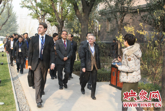 河南鄭州2013服務(wù)外包大會的嘉賓們參觀了金水科教園區(qū)和河南外包產(chǎn)業(yè)園并留下了深刻的印象。