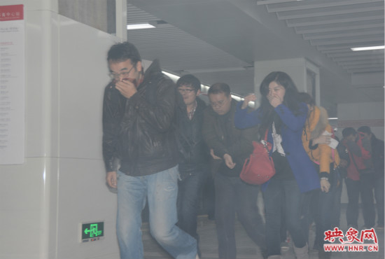 演習(xí)中，地鐵乘客從地鐵車廂中跑出。