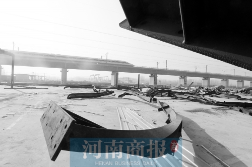 　鐵路兩側(cè)，不少建筑物已經(jīng)被拆除