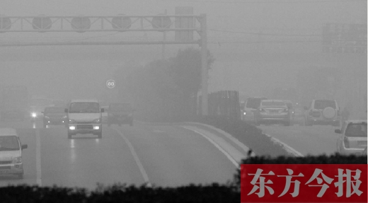 昨天早上，鄭州氣象臺發(fā)布大霧紅色預警，鄭州空氣質(zhì)量也再次迎來重度污染的預警
