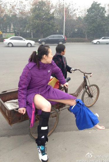 楊婕與朱婷相撞受傷下場(chǎng)-街頭大媽三輪送賓館。