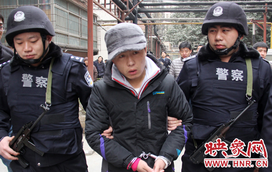 12月18日上午，鄭州警方帶一名犯罪嫌疑人指認現(xiàn)場