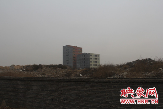 一墻之隔，但內(nèi)外環(huán)境卻截然不同