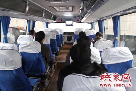 大巴車內(nèi)均在播放著這部以農(nóng)民工討薪為題材的微電影。