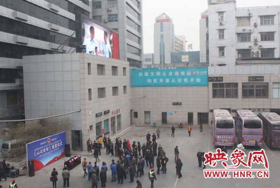 大巴車內(nèi)均在播放著這部以農(nóng)民工討薪為題材的微電影。