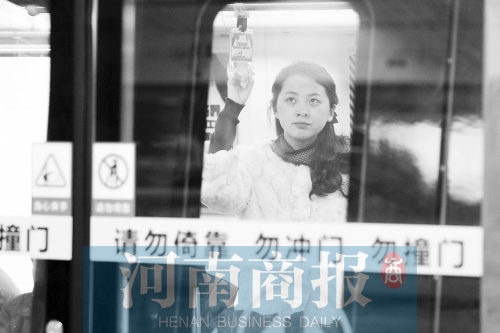 首個上班高峰，地鐵乘客以年輕的上班族為主
