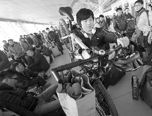 由于媽媽生病，盧文成只得中途放棄騎行改乘火車趕回老家。