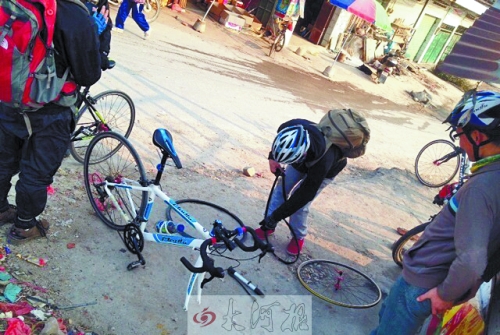 運氣不好，十分鐘被扎了兩次胎，只能自己修車。