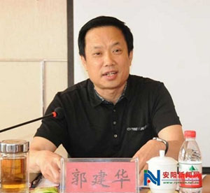 臺上的郭建華。 資料圖