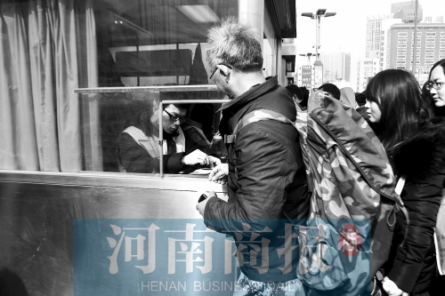 趙俊方在鄭州火車站進站，準(zhǔn)備前往甘肅災(zāi)區(qū)和災(zāi)民一起過春節(jié)。記者 唐韜/攝