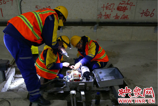 鄭州地鐵設(shè)備部各工種的同事們每晚在夜深人靜時(shí)的隧道里堅(jiān)守著自己的崗位。