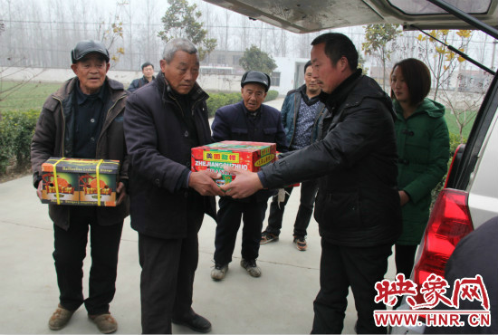 鄭春光的父親鄭慶兵和女兒鄭元元帶著他未完成的夢(mèng)想來(lái)到了鄭集鄉(xiāng)敬老院，看望慰問居住在這里的五保老人。