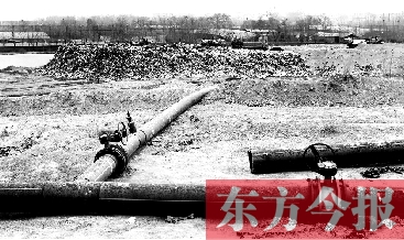 鄭州首座垃圾沼氣電廠并網(wǎng)發(fā)電，集氣管一端連接垃圾山深處，一端連接電廠集氣裝置