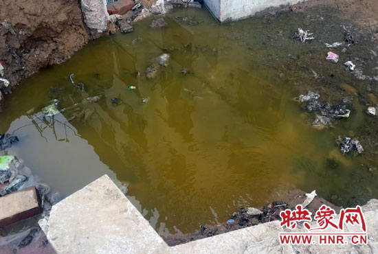 \路旁有一個(gè)水坑，污水不停在往外冒