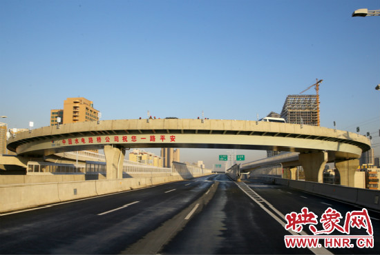右側(cè)車道為北三環(huán)快速路文化路出口輔道。