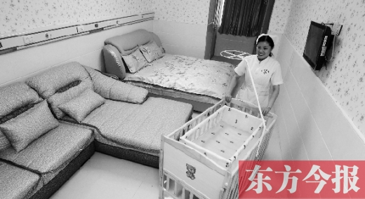鄭州市南陽路上一醫(yī)院月子房,護(hù)士為標(biāo)價(jià)為1.38萬元的月子房整理物品